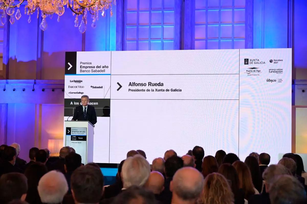 El presidente de la Xunta, Alfonso Rueda, durante su intervención de clausura de la gala de los Premios Empresa del Año Banco Sabadell. / Carlos Pardellas / Casteleiro / Gus de la Paz